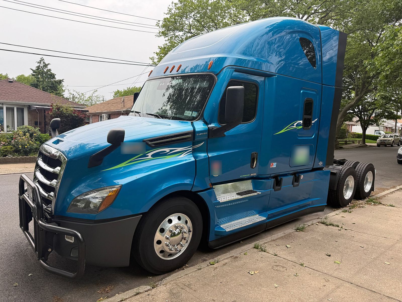 Freightliner Cascadia sleeper truck