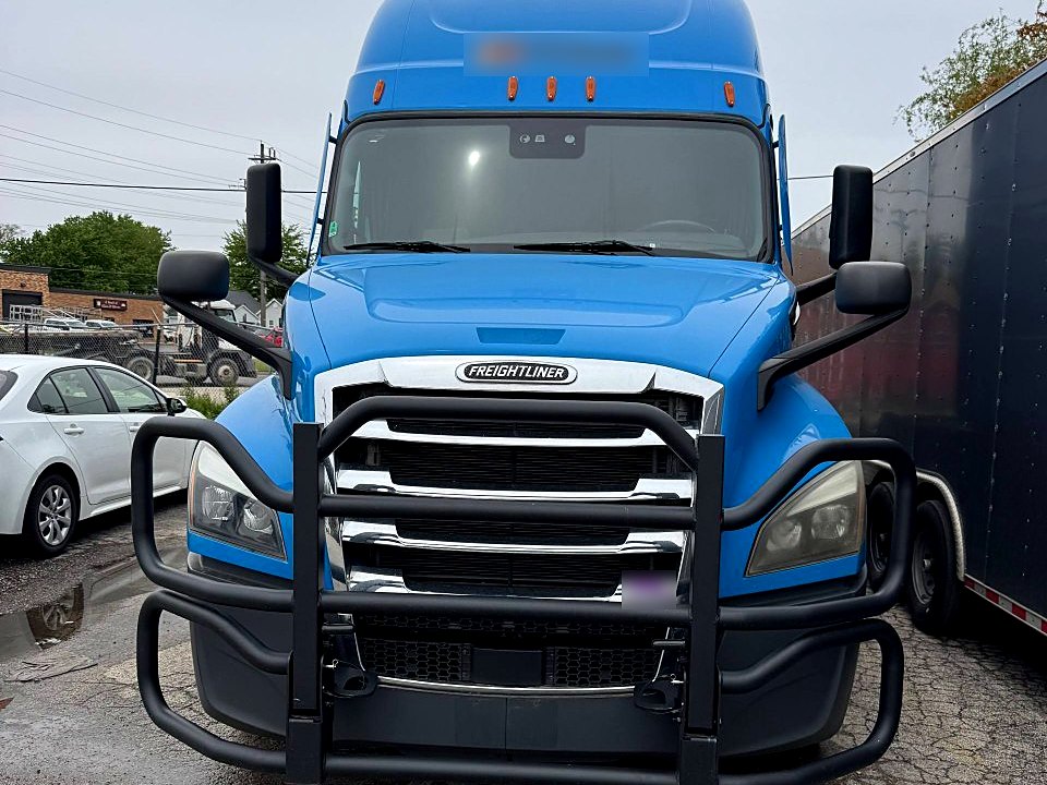 Waynox Freight Freightliner Cascadia sleeper tractor